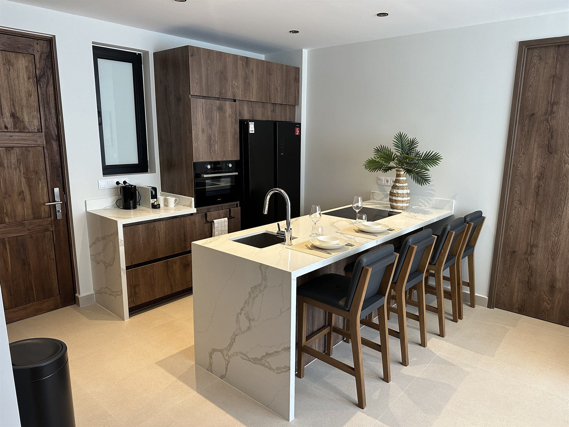 Moderne keuken met kookeiland en eetbar - appartement 406 Majestic Apartments