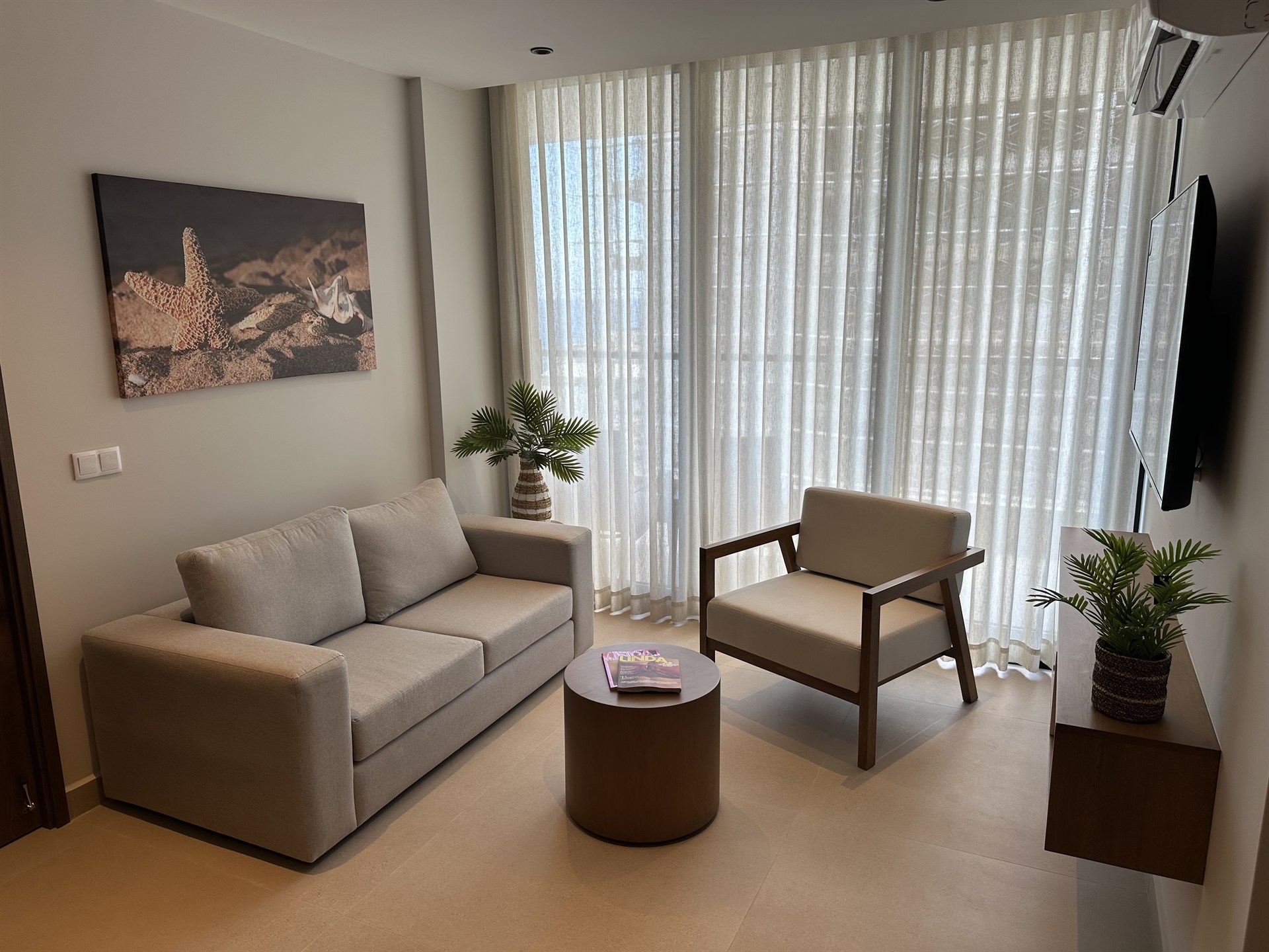 Woonkamer met loungehoek - appartement 406 Willemstad
