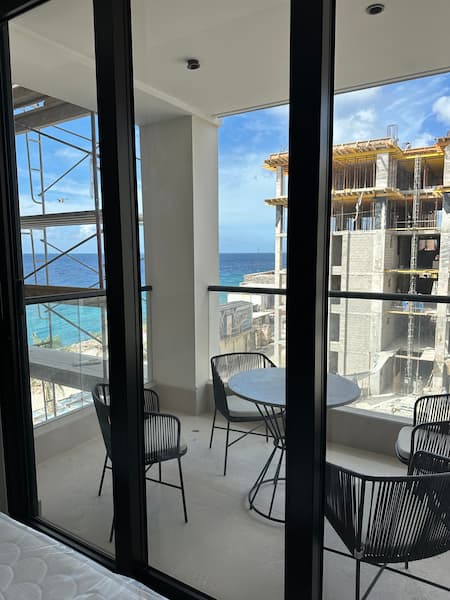 Balkon met luxe relaxstoelen